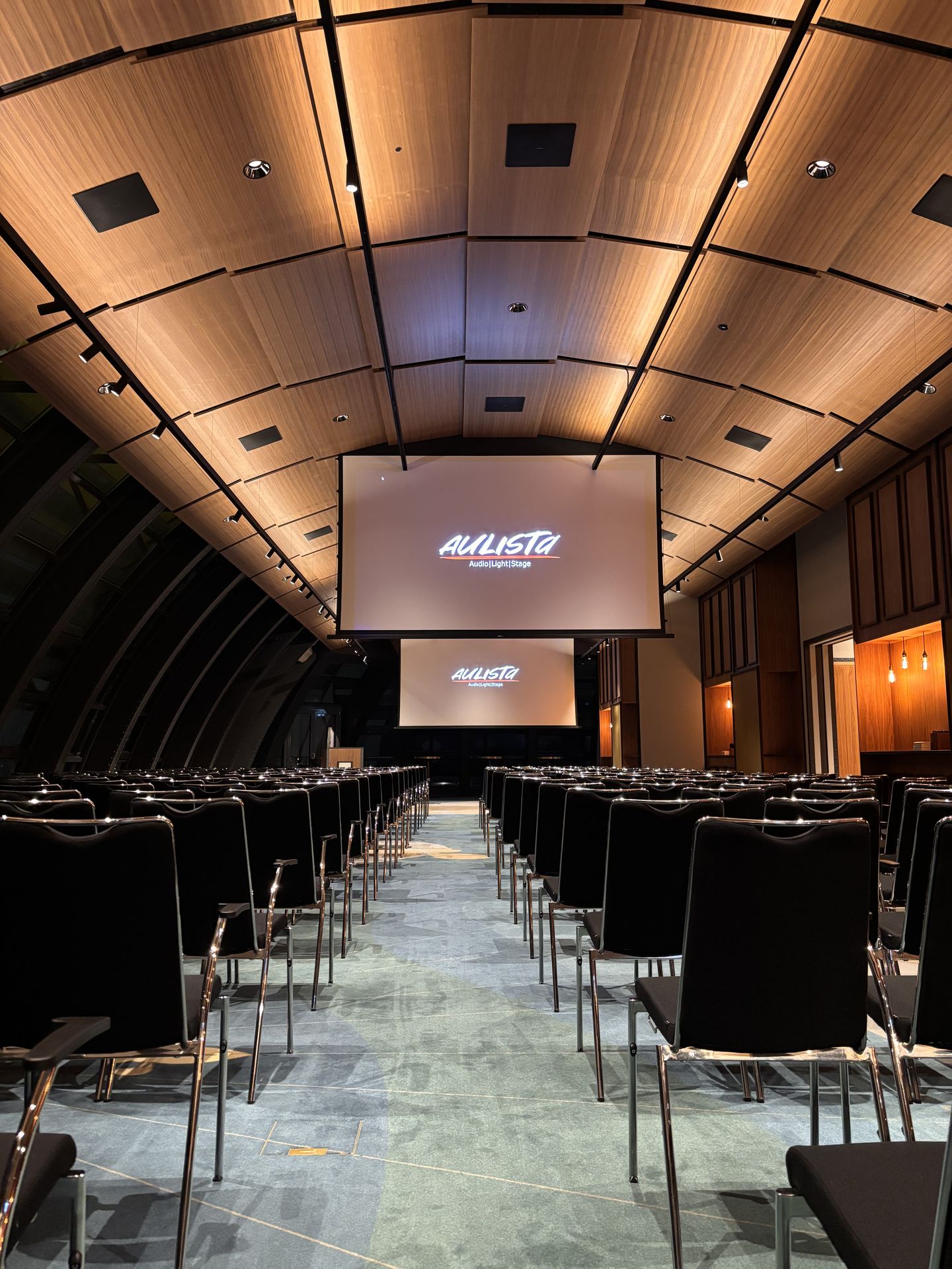 Konferenzsaal im Hotel Hafen Hamburg mit projizierten Aulista-Logos auf zwei Leinwänden