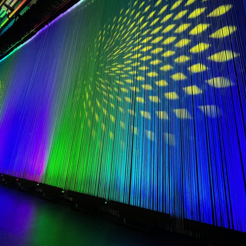 Bühnenrückwand mit farbiger Beleuchtung und gelben Gobo-Mustern, Hotel Atlantic Düsseldorf