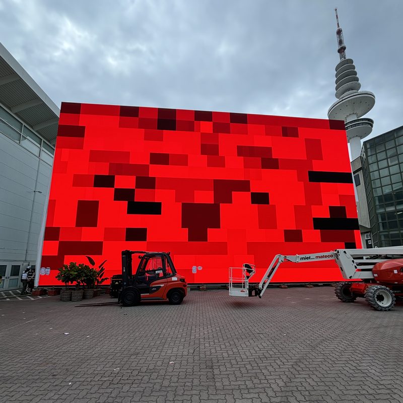 LED-Wand 14×24 Meter beim OMR Hamburg, Aufbau-Phase mit Hamburger Fernsehturm im Hintergrund