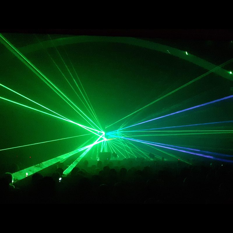 Travestie-Show mit grüner und blauer Laser-Show, Publikum als Silhouette