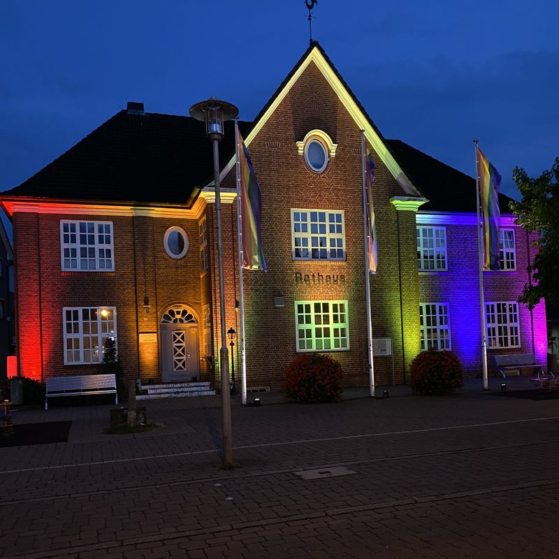 Rathaus Bargteheide bei blauer Stunde, beleuchtet in Regenbogenfarben